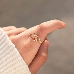 Anello minimalista a fiocco in argento s925 oro rosa con zirconi brillanti su modella