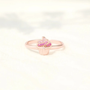 Bague cupcake en or rose avec gemmes roses scintillantes pour un style féminin et mignon