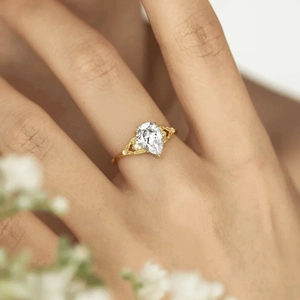 Retro s925 silver pear-cut teardrop zircon ring in gold with hollow leaf texture