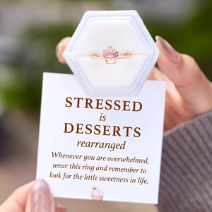 Détail d'une bague cupcake en or rose s925 avec zircons roses dans son écrin bleu