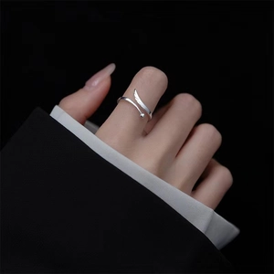 Bague ouverte aile en argent sterling S925 minimaliste portée par un mannequin
