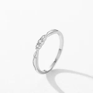 Bague vague en argent sterling S925 minimaliste avec trois diamants ronds brillants