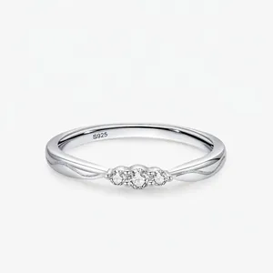 Bague vague minimaliste en argent sterling S925 avec trois zircons cubiques brillants