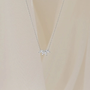 925 Sterling Silver Leaf Pendant Necklace For Women Minimalist Elegant Rhinestone Inlaid Clavicle Chain Fashion Jewelry