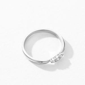 Bague vague élégante en argent sterling S925 avec trois zircons ronds étincelants