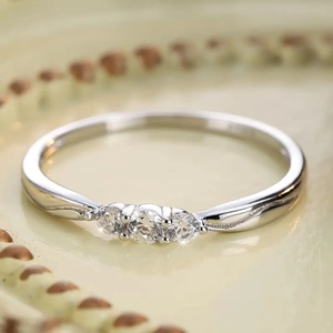 Bague ondulée élégante en argent sterling S925 avec trois pierres précieuses classiques