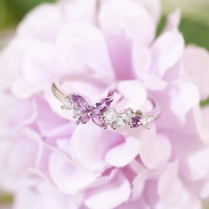 Bague papillon en argent S925 avec pierres violettes sur des pétales élégants