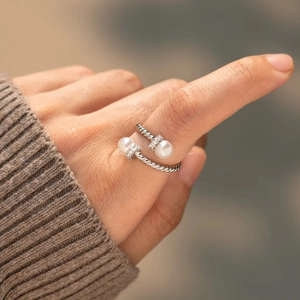 Minimalist s925 silver twisted open ring with pearls and small diamonds on a finger