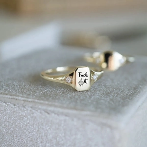 Anello a sigillo in argento S925 lucido con scritta Fuck It e zirconi laterali