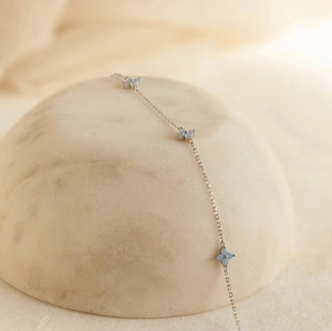 Bracelet en argent s925 avec fleurs d'opale bleue sur socle en marbre blanc
