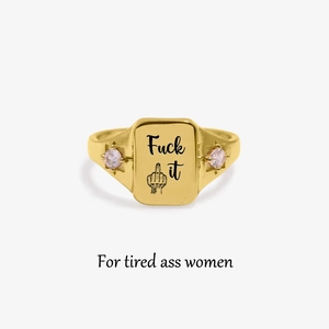Anello con sigillo dorato rettangolare con incisione Fuck It e zirconi