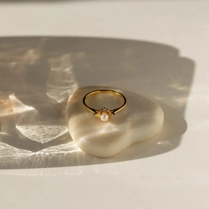 Anello elegante in argento S925 dorato con perla bianca e zirconi su supporto a cuore