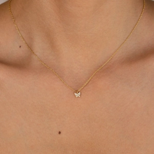 Elegante S925 Sterling Silber Goldkette mit Zirkonia Schmetterling Anhänger an Model