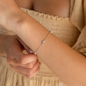 Bracelet trèfle élégant en argent sterling S925 avec opales blanches sur le poignet