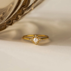Elegante anello in argento s925 dorato con perla bianca tonda e accenti in zircone lucente