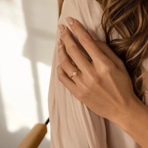 Elegante anello in argento S925 dorato con perla bianca e zirconi brillanti intorno