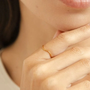 S925 sterling silver golden wavy ring featuring a minimalist thin line design on finger