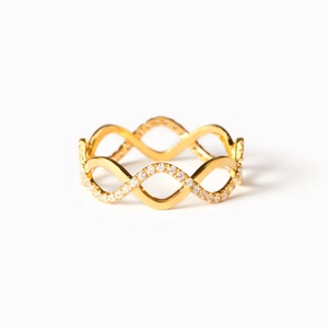 Elegante anello infinito in argento s925 con finitura dorata e dettagli in zircone lucido