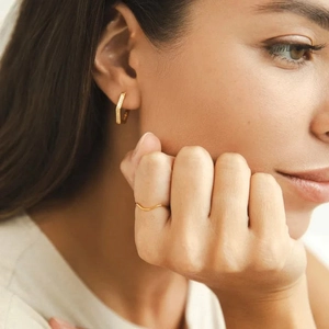 Minimalist S925 sterling silver wavy ring and gold hexagonal earrings on model