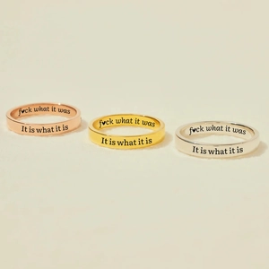 Bagues minimalistes en trois couleurs avec citations inspirantes gravées au laser