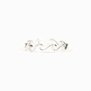 Minimalist S925 sterling silver wavy ring with elegant ocean wave curves for women