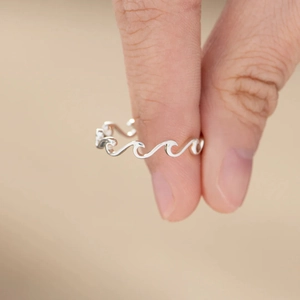 Elegant S925 sterling silver wavy ring featuring a minimalist ocean wave design for women