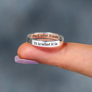Bague en argent S925 poli avec gravure 'It is what it is' sur le doigt