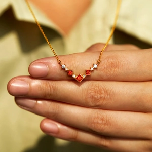 Élégant collier en V argent S925 avec zircon rouge carré et accents de diamants blancs