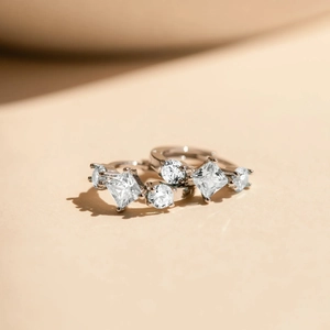 Boucles d'oreilles créoles en argent S925 avec zircons cubiques de tailles princesse et ronde