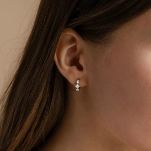 Élégantes boucles d'oreilles en argent S925 doré avec trois pierres de zircon cubique