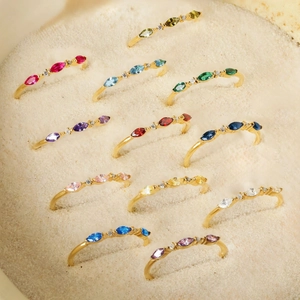 Anelli minimalisti in argento S925 con pietre natali marquise su fondo di sabbia