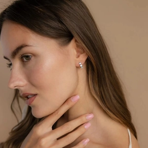 Boucles d'oreilles en argent sterling S925 avec trois zircons brillants portées par un mannequin