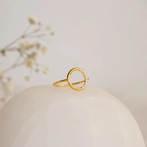 Bague élégante en argent s925 plaqué or avec demi-cercle de cristaux et design géométrique