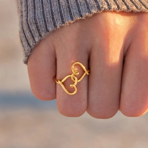 Eleganter s925 Silberring mit doppeltem Herz in Gold und ineinandergreifendem Design
