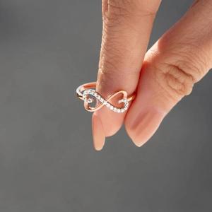 Elegante anello infinito in argento S925 oro rosa con micro-incastonatura di gemme