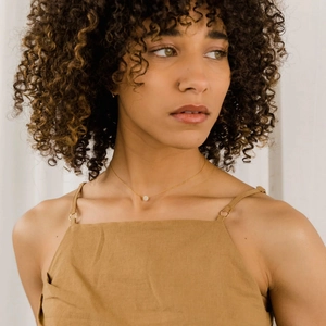 Minimalist S925 sterling silver gold-plated necklace with round zircon pendant on neck