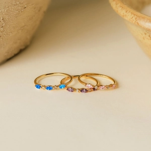 Set di tre anelli impilabili in argento S925 con pietre natali taglio marquise placcati oro