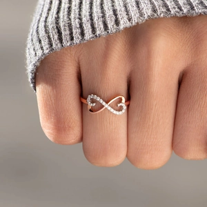 Anello infinito in argento s925 color oro rosa con diamanti indossato da donna