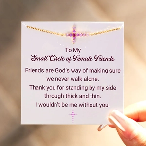 Bracelet croix en argent S925 doré avec zircons roses sur carte de message cadeau