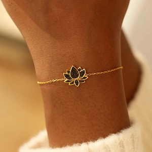 Bracelet lotus en argent s925 avec spinelle noire et finition dorée pour femmes