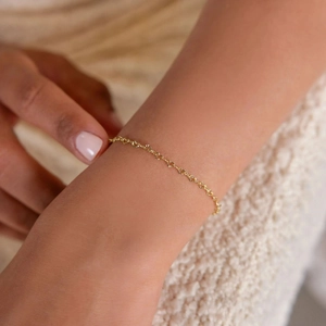 Elegant gold heart link bracelet for women featuring minimalist interlocking heart chain design