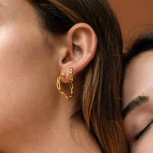 Boucles d'oreilles nœud torsadé en argent S925 avec texture de chaîne dorée élégante