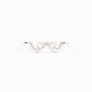 Bague vague minimaliste en argent sterling s925 avec perles sur fond blanc pur