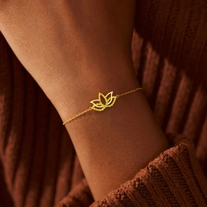 Bracelet lotus doré élégant avec cristaux de zircon jaunes porté au poignet