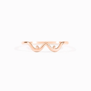 Détail d'une bague vague en argent s925 finition or rose avec perles délicates