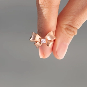 Minimalist s925 silver bow ring in rose gold with a square cubic zirconia center