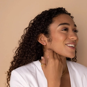 Detailansicht der eleganten Gold-Perlenohrringe und Ring-Set getragen von einem Model