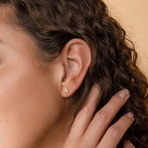 Minimalist s925 silver marquise zircon stud earrings in gold leaf shape on model