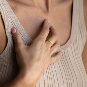 Bague minimaliste en argent S925 doré avec une rangée de zircons portée par un mannequin