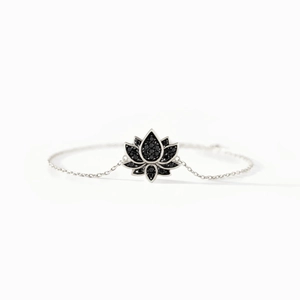 Détail du bracelet lotus en argent S925 avec pétales en zircons noirs pavés